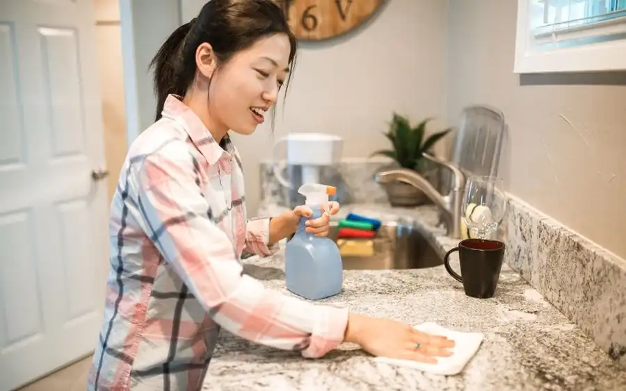 주방 상판을 행주로 닦는 모습